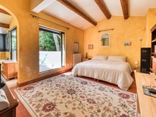 Villa à Villeneuve-lès-Avignon de 283 m² au cœur d’une pinède – calme, volumes et potentiel locatif (30)