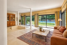 Villa à Villeneuve-lès-Avignon de 283 m² au cœur d’une pinède – calme, volumes et potentiel locatif (30)