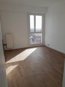 Appartement entièrement rénové-centre ville-stationnement sécurisé-balcon-2 chambres