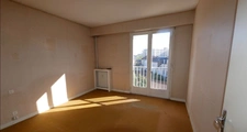 Appartement T5 de 100 m² avec balcon, ascenseur, cave et stationnement – Fort potentiel à Limoges
