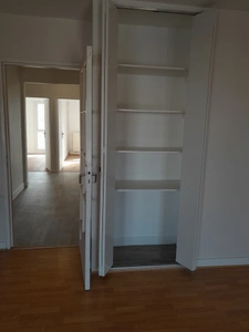 Appartement entièrement rénové-centre ville-stationnement sécurisé-balcon-2 chambres