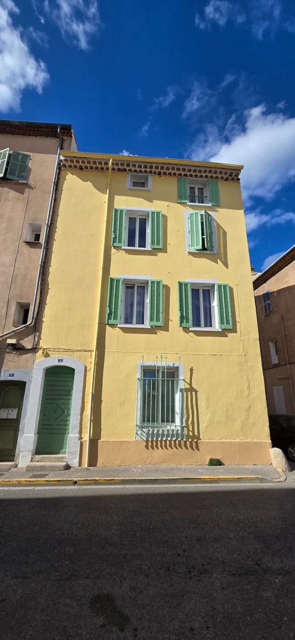 Immeuble à vendre CUERS (83) 4 appartements loués.