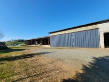 Corps de ferme – 1 280 m² de hangars + maison DPE B – Saint-Sever (40)