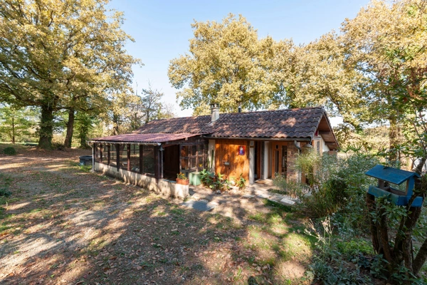 Vielle-Tursan – Une maisonnette singulière au cœur d’un terrain boisé de 4 800 m²