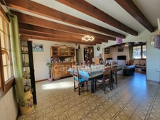 Corps de ferme – 1 280 m² de hangars + maison DPE B – Saint-Sever (40)