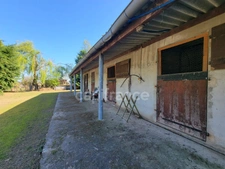 Corps de ferme – 1 280 m² de hangars + maison DPE B – Saint-Sever (40)