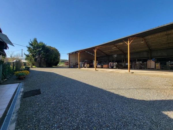 Corps de ferme – 1 280 m² de hangars + maison DPE B – Saint-Sever (40)