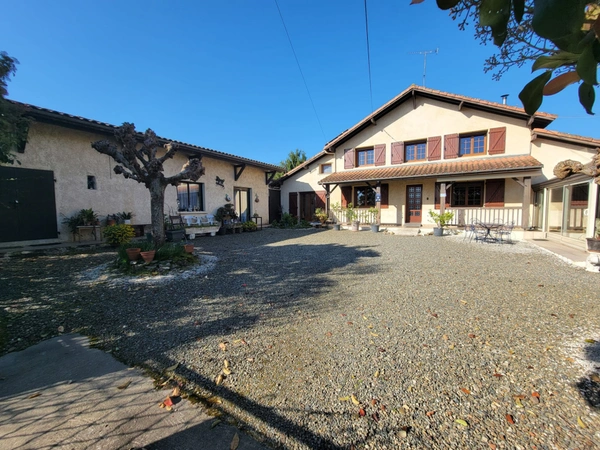 Corps de ferme – 1 280 m² de hangars + maison DPE B – Saint-Sever (40)