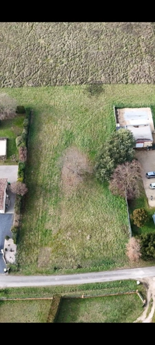 Un terrain à bâtir de 1 994 m², au calme d'un hameau, à deux pas de tout.