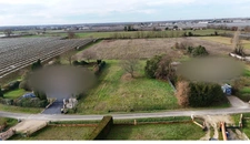 Un terrain à bâtir de 1 994 m², au calme d'un hameau, à deux pas de tout.