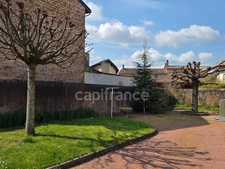  Charme de l'ancien : Maison familiale avec jardin, offrant 240m2 de surface totale au sol