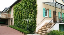  Charme de l'ancien : Maison familiale avec jardin, offrant 240m2 de surface totale au sol