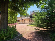  Charme de l'ancien : Maison familiale avec jardin, offrant 240m2 de surface totale au sol
