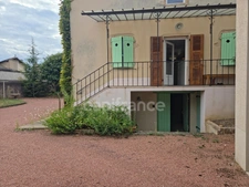  Charme de l'ancien : Maison familiale avec jardin, offrant 240m2 de surface totale au sol