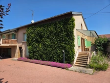 Charme de l'ancien : Maison familiale avec jardin, offrant 240m2 de surface totale au sol