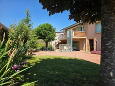  Charme de l'ancien : Maison familiale avec jardin, offrant 240m2 de surface totale au sol