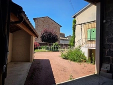  Charme de l'ancien : Maison familiale avec jardin, offrant 240m2 de surface totale au sol