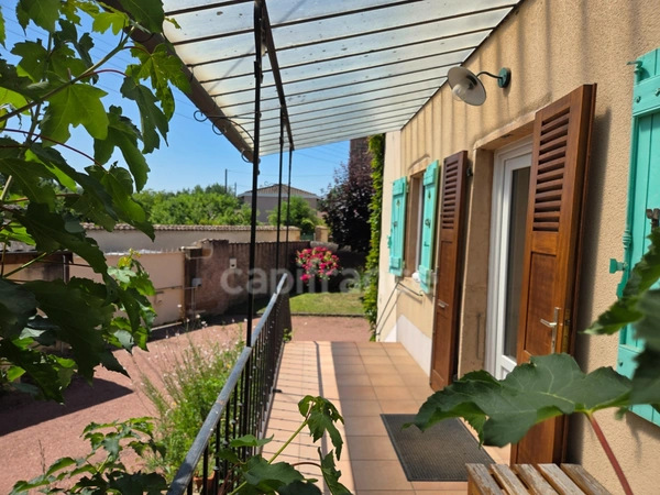  Charme de l'ancien : Maison familiale avec jardin, offrant 240m2 de surface totale au sol