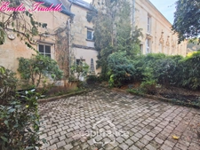 House for sale, 6 rooms, LA CHARTRE SUR LE LOIR (72) Character house – town center – 181 m² – courtyard, outbuilding and cellars 