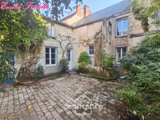 Maison à vendre 6 pièces LA CHARTRE SUR LE LOIR (72) Maison de caractère – cœur de ville – 181 m² – cour, grange et caves 