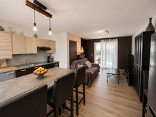 Maison 66 m² avec façade en pierre – 2 chambres, véranda et extérieur à Moulis-en-Médoc