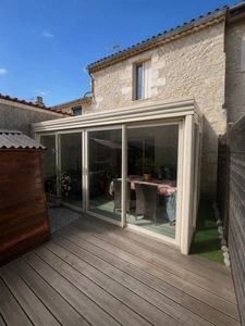 Maison 66 m² avec façade en pierre – 2 chambres, véranda et extérieur à Moulis-en-Médoc