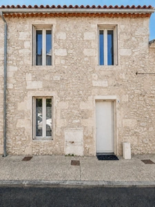 Maison 66 m² avec façade en pierre – 2 chambres, véranda et extérieur à Moulis-en-Médoc