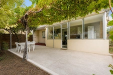SORGUES – APPARTEMENT DE PLAIN-PIED RÉNOVÉ AVEC JARDIN, VÉRANDA 