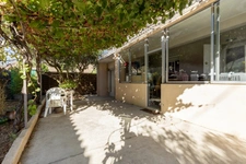 SORGUES – APPARTEMENT DE PLAIN-PIED RÉNOVÉ AVEC JARDIN, VÉRANDA 