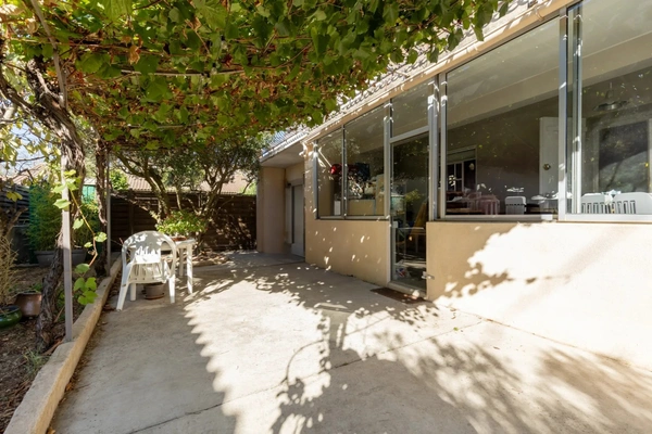SORGUES – APPARTEMENT DE PLAIN-PIED RÉNOVÉ AVEC JARDIN, VÉRANDA 