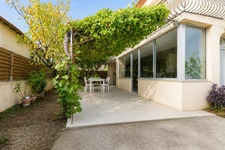 SORGUES – APPARTEMENT DE PLAIN-PIED RÉNOVÉ AVEC JARDIN, VÉRANDA 
