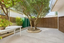 SORGUES – APPARTEMENT DE PLAIN-PIED RÉNOVÉ AVEC JARDIN, VÉRANDA 