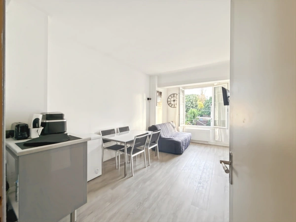 LA BAULE LES PINS, APPARTEMENT 2 CHAMBRES - PROCHE TOUS SERVICES ET PLAGE A PIED - SANS TRAVAUX