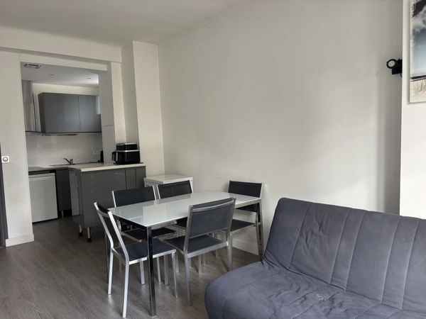 LA BAULE LES PINS, APPARTEMENT 2 CHAMBRES - TOUT A PIED COMMERCES / PLAGE - SANS TRAVAUX