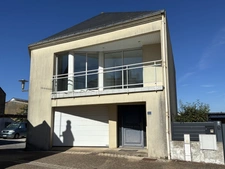 LA TURBALLE - MAISON DE VILLE - CENTRE VILLE - TOUT A PIED - GRAND GARAGE - ESPACE DE STOCKAGE