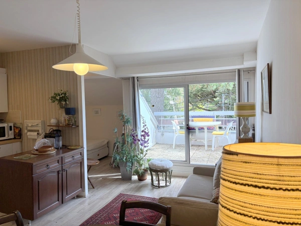 Studio – Terrasse plein Sud – À 300 Mètres de la plage!!!