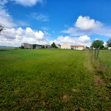 Terrain à bâtir viabilisé de 847,00 m² CHAMPNIERS (16)