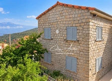 Osani (Corse) : A vendre, maison en pierre, avec deux appartements T3 indépendants, à 3Km de la plage