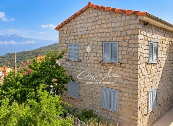Osani (Corse) : A vendre, maison en pierre, avec deux appartements T3 indépendants, à 3Km de la plage