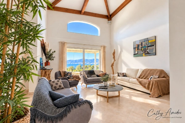 PIETROSELLA (Corse) A vendre : Villa 7 pièces avec piscine, parc paysager, studio independant, garage, superbe vue mer