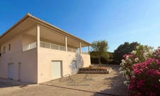 VIGGIANELLO (Corse) : Villa type T3 + appartement T2, grande terrasse, garage fermé et vaste atelier, proche plages et centre-ville
