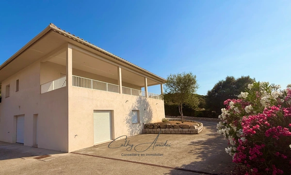 VIGGIANELLO (Corse) : Villa type T3 + appartement T2, grande terrasse, garage fermé et vaste atelier, proche plages et centre-ville