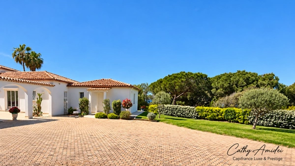 PIETROSELLA (Corse) A vendre : Villa 7 pièces avec piscine, parc paysager, studio independant, garage, superbe vue mer