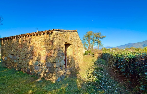 ECCICA-SUARELLA (Corse) : Maison T4, grand garage, caseddu indépendant, terrain piscinable, vue dégagée