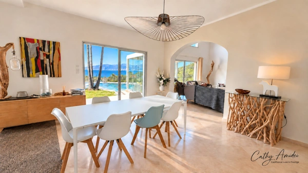 PIETROSELLA (Corse) A vendre : Villa 7 pièces avec piscine, parc paysager, studio independant, garage, superbe vue mer