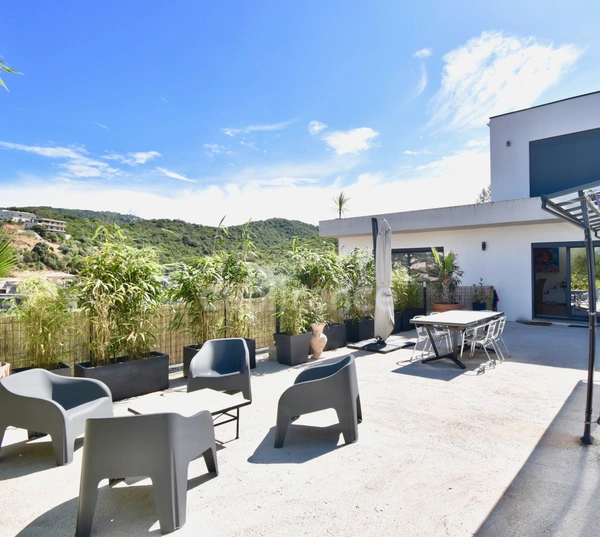 PIETROSELLA (Corse) villa contemporaine avec grande terrasse, proche plage d'Agosta, terrain piscinable