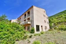 Dpt Corse (20) OSANI - Golfe de Porto, à vendre bâtiment de 920m2 à 3KM de la plage, grand terrain avec parking