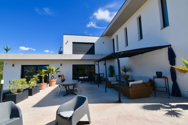  PIETROSELLA (Corse) : A vendre villa contemporaine de type T5 pièces, grande terrasse, vue dégagée, plage à 5 minutes