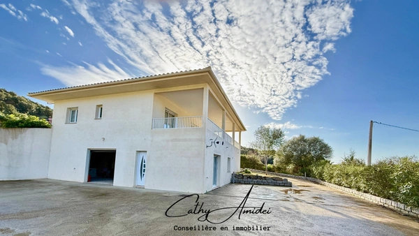 VIGGIANELLO (Corse) : Villa type T3 + appartement T2, grande terrasse, garage fermé et vaste atelier, proche plages et centre-ville