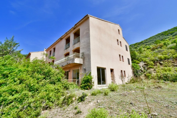 Dpt Corse (20) OSANI - Golfe de Porto, à vendre bâtiment de 920m2 à 3KM de la plage, grand terrain avec parking